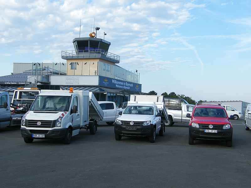 Flugplatz mit Autos