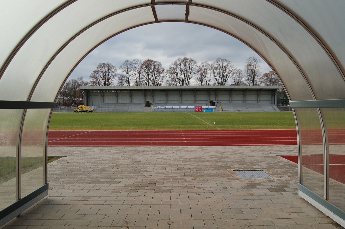 Die neue überdachte Stehtribüne des Hans-Walter-Wild-Stadions.