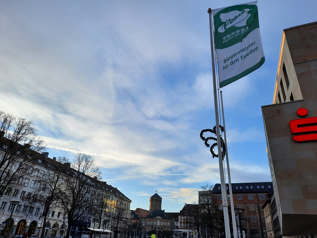 Fahne im Winde verweht auf dem Luitpoldplatz mit Blick auf die Schlosskirche