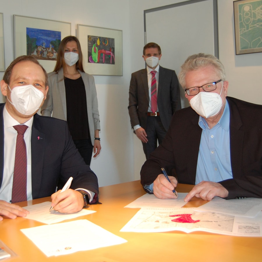 Oberbürgermeister Thomas Ebersberger (rechts) und Enrico Delfino von der Telekom unterzeichnen eine Absichtserklärung.