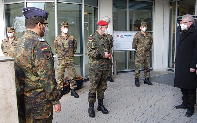 Soldaten stehen vor dem Heim und unterhalten sich mit OB Thomas Ebersberger