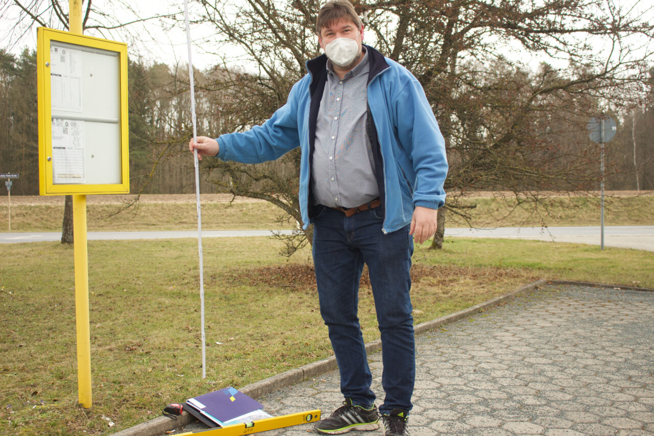 Axel Höhmann, Mitglied im Behindertenbeirat bei der Prüfung einer Bushaltestelle auf Barrierefreiheit.