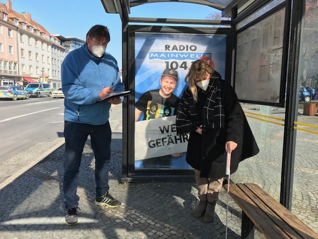 Margit Lebershausen, Fachstelle Inklusion, und Axel Höhmann, Mitglied des Behindertenbeirates, bei der Prüfung einer Bushaltestelle auf Barrierefreiheit.