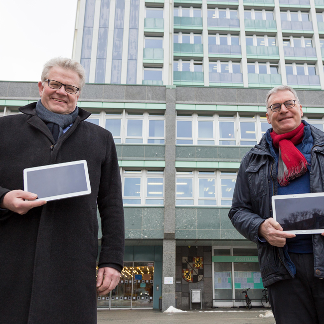 OB Thomas Ebersberger und Jürgen Bayer von den Stadtwerken mit Tablets vor dem Rathaus.