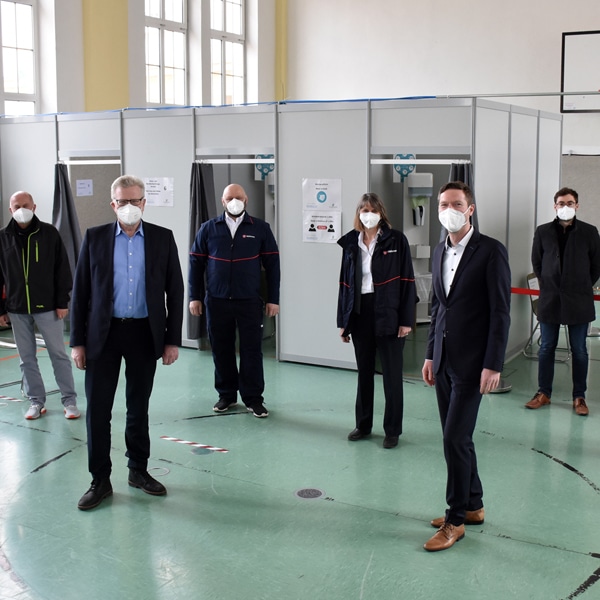 OB Ebersberger und Landrat Wiedemann im Impfzentrum in der Turnhalle des Stadtbads.