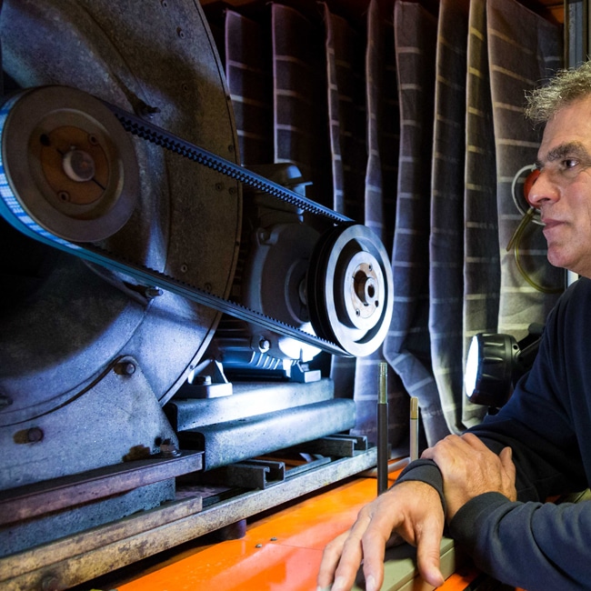 Stadtbad-Chef Thomas Schmeer vor der alten Lüftungsanlage des Stadtbades.