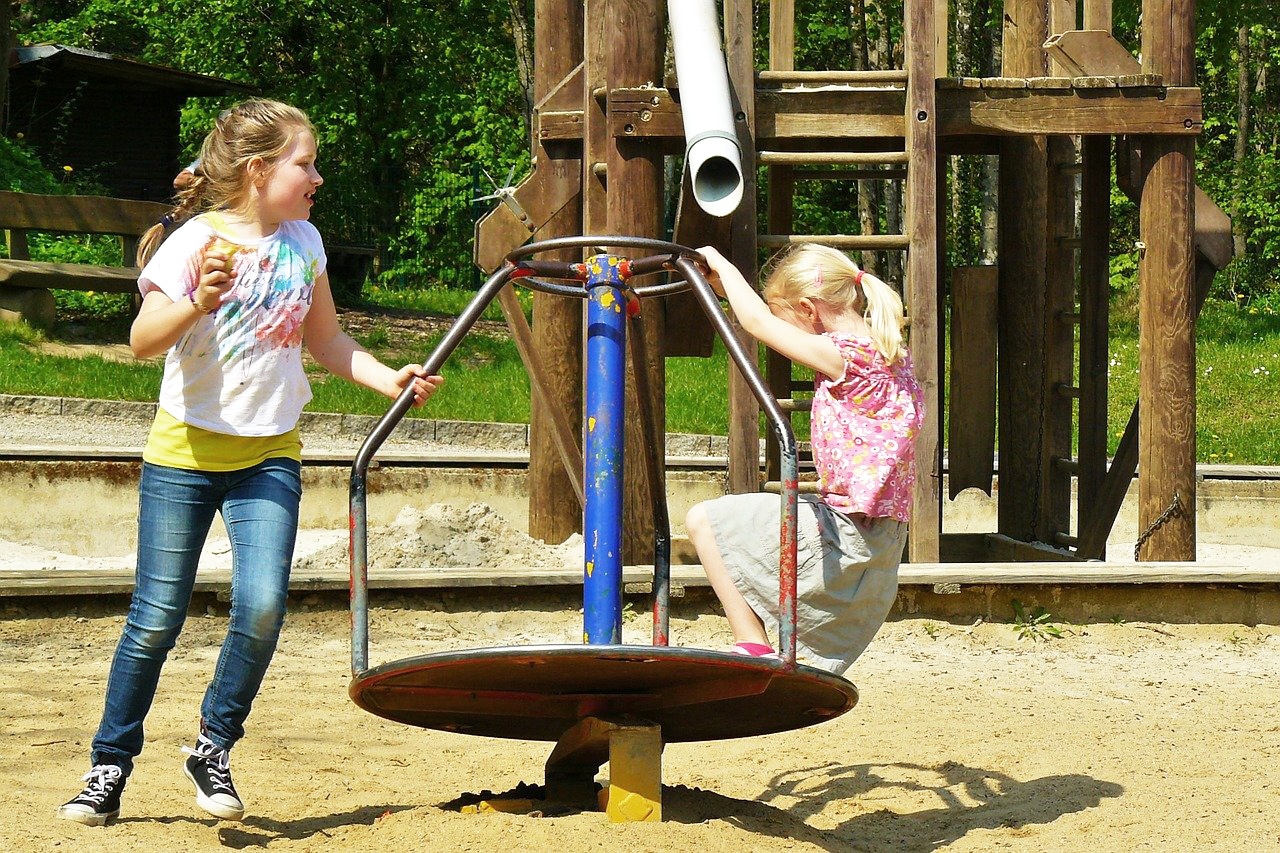 zwei Mädchen auf einem Spielplatz