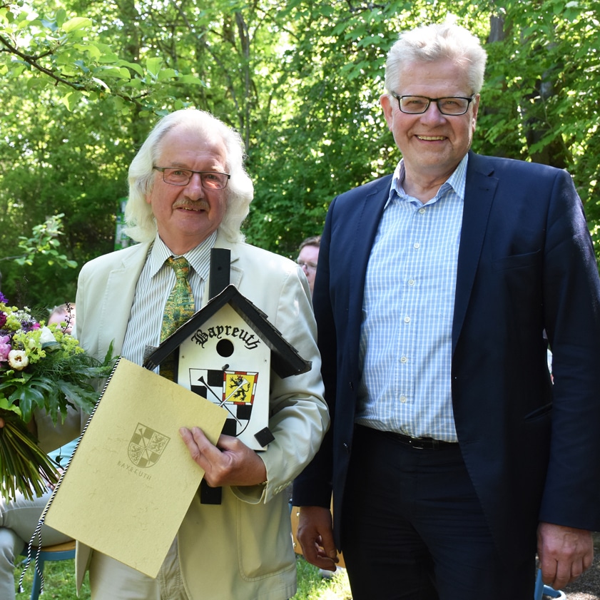 Winfried Schnorrer und Oberbürgermeister Ebersberger im Schulgarten des GMG.