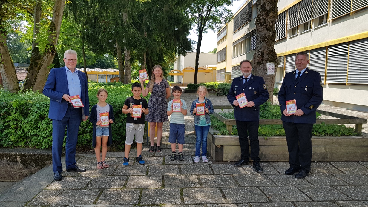 OB Ebersberger mit Schulkindern, Lehrerin und Vertretern der Feuerwehr im Schulhof der Grundschule Herzoghöhe.