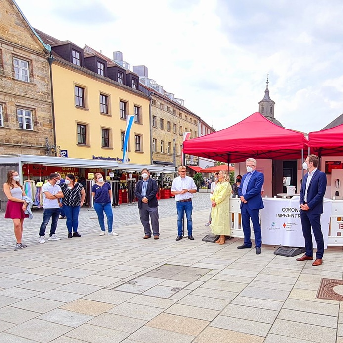 Landrat Wiedemann und Oberbürgermeister Ebersberger stellen in großer Medienrunde den Impfcontainer auf dem Bayreuther Stadtparkett vor.