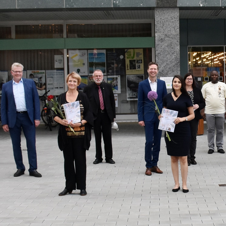 Gruppenbild der neuen Kulturdolmetscher mit OB und Landrat vor dem Rathaus.