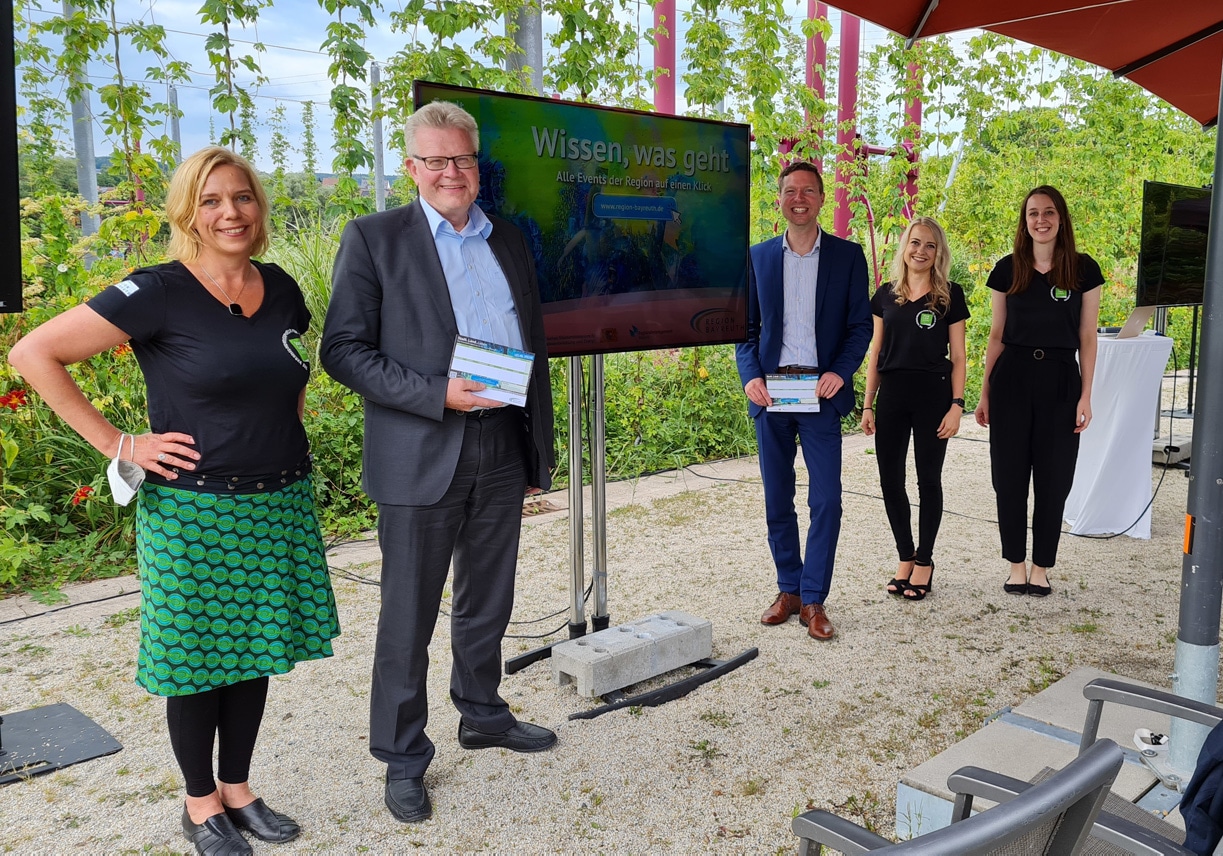 (von links): Eva Rundholz (Regionalmanagement Stadt Bayreuth), Oberbürgermeister Thomas Ebersberger, Landrat Florian Wiedemann, Jana-Lisa Mönch (Regionalmanagement Landkreis Bayreuth) und Anna Krombacher vom Kernkompetenzzentrum Finanz- & Informationsmanagement Projektgruppe Wirtschaftsinformatik des Fraunhofer FIT.