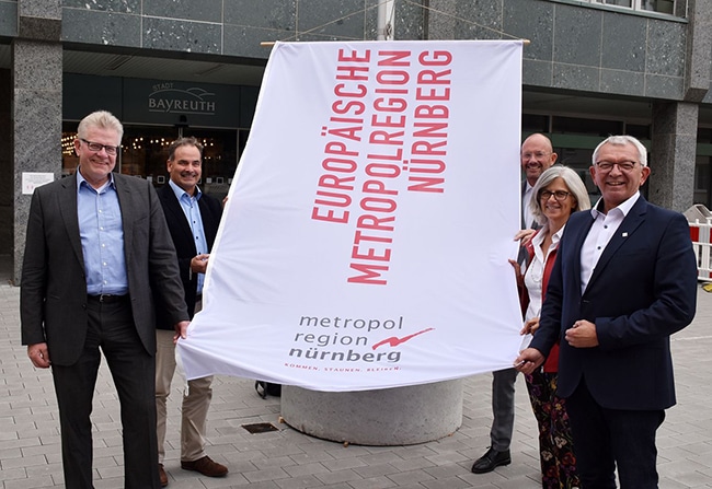 Bayreuth zeigt Flagge für die Metropolregion Nürnberg (v.l.n.r.): Thomas Ebersberger (Oberbürgermeister der Stadt Bayreuth), Günter Finzel (Geschäftsführer des Forums Verkehr und Planung der Metropolregion Nürnberg und Leiter Strukturentwicklung Stadt Bayreuth), Prof. Dr. Klaus L. Wübbenhorst (Wirtschaftsvorsitzender der Metropolregion Nürnberg), Dr. Christa Standecker (Geschäftsführerin der Metropolregion Nürnberg), Johann Kalb (Ratsvorsitzender der Metropolregion Nürnberg und Landrat des Landkreises Bamberg)