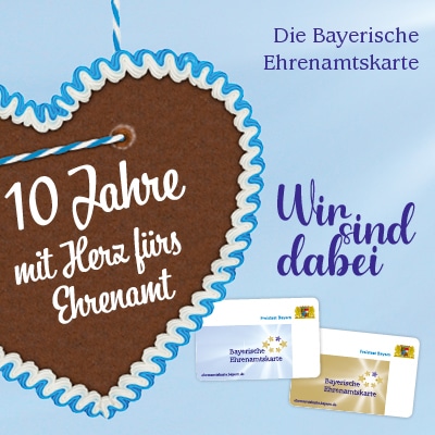 10 Jahre Ehrenamtskarte Banner mit Abbildung der Ehrenamtskarten und Lebkuchenherz mit Aufschrift "10 Jhre mit Herz fürs Ehrenamt"