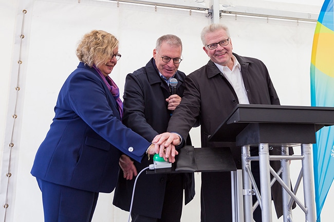 Dr. Ulrike Wolf (Ministerialdirektorin im bayerischen Wirtschaftsministerium), Stadtwerke-Geschäftsführer Jürgen Bayer und Oberbürgermeister Thomas Ebersberger.