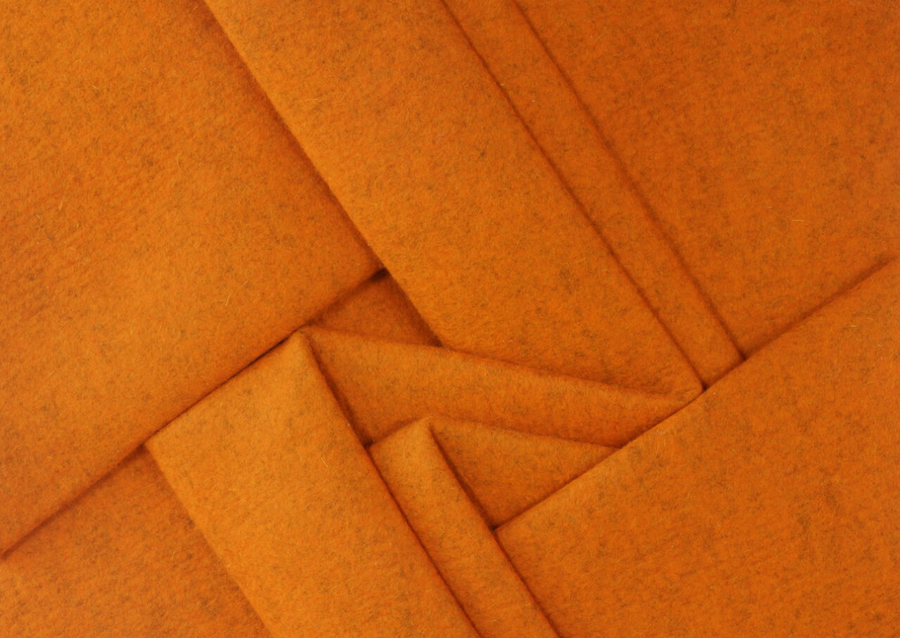 Zuschnitte von Stoffen in der Farbe Orange