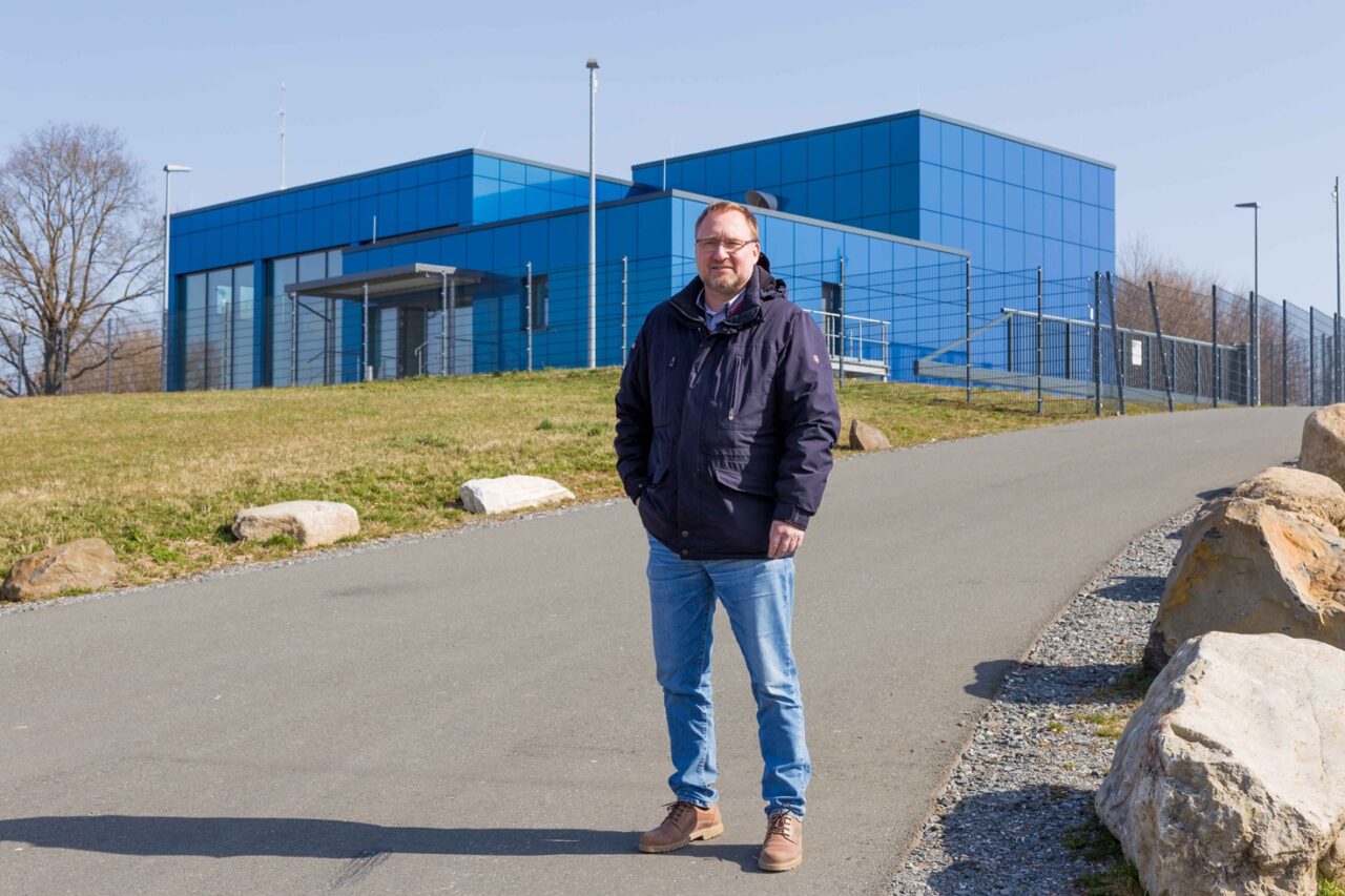 Klaus Markolf, Leiter des Netzmanagements bei den Stadtwerken, vor dem jüngst sanierten Wasserwerk auf dem Eichelberg.