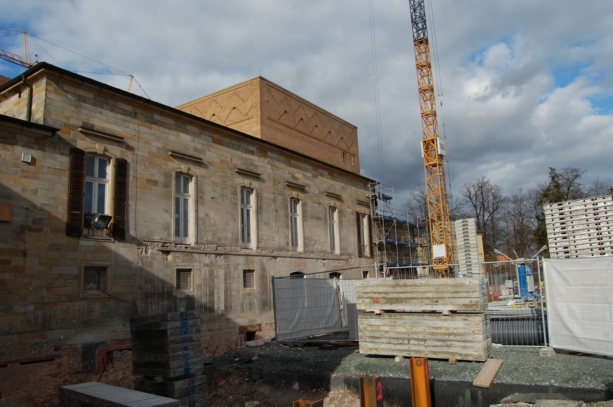 Blick auf die gerade in der Sanierung befindliche, ehemalige Stadthalle