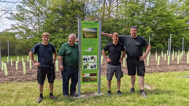 Unser Foto zeigt den Leiter des Stadtgartenamtes Robert Pfeifer (2. von links) mit dem Team der Firma Scheiblhofer, das extra aus dem österreichischen Burgenland angereist war.