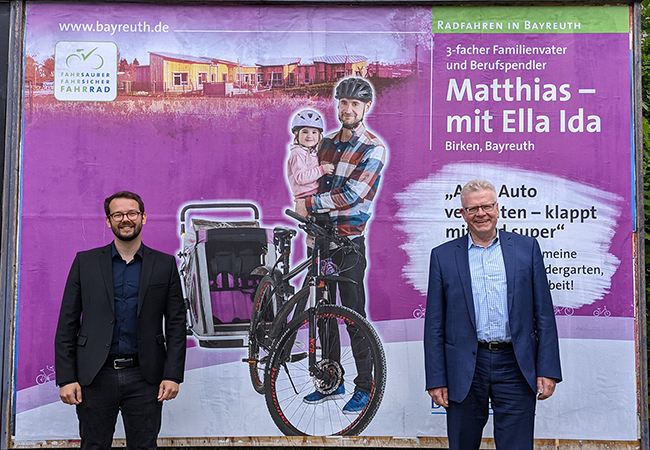 Oberbürgermeister Thomas Ebersberger (rechts) und 2. Bürgermeister Andreas Zippel geben den Startschuss für die Radverkehrs-Kampagne