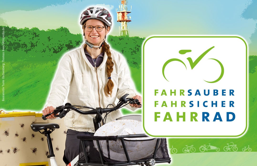 Eine junge Frau mit Fahrradhelm steht an ihrem E-Bike.