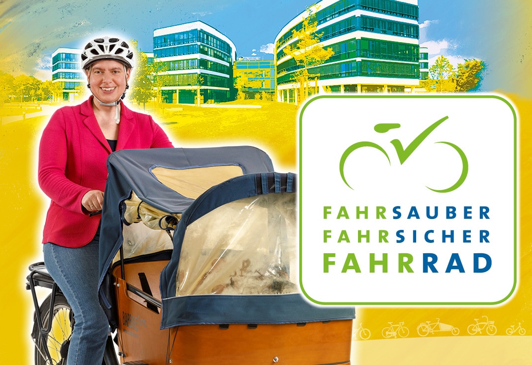 Eine Frau mit Fahrradhelm sitzt auf einem bepackten Lastenrad.