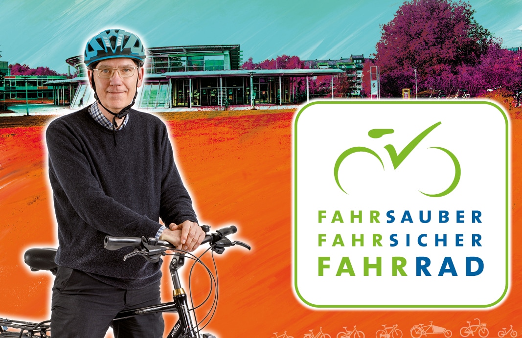 Ein älterer Mann mit Fahrradhelm hält sein Fahrrad.