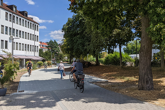 Blick auf den neuen Radweg mit Fahrradfahrern