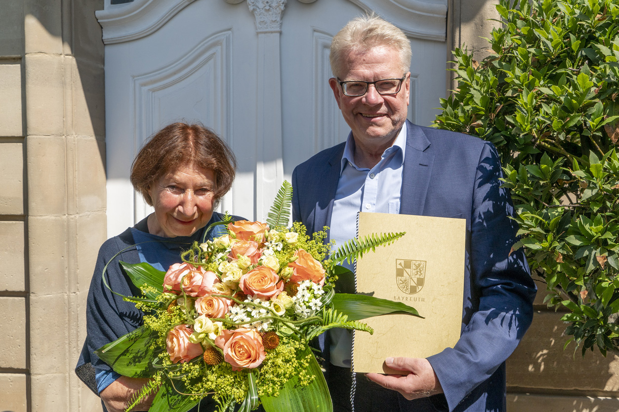 Dr. Karla Fohrbeck mit Blumenstrauß und OB Ebersberger.