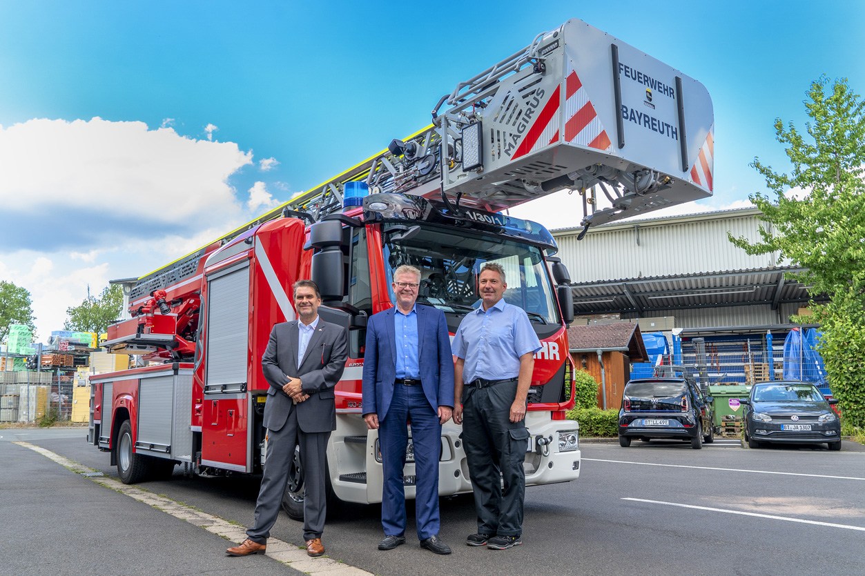 OB Eberbsberger, Stadtbrandrat Herrmann und Vertriebsleiter Tauber vor den neuen Feuerwehrfahrzeug.