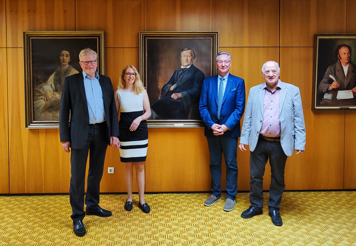 OB Ebersberger, Geschäftsführerin Kollmer, Rainer Fineske und Nicolaus Richter im Rathaus-Foyer.