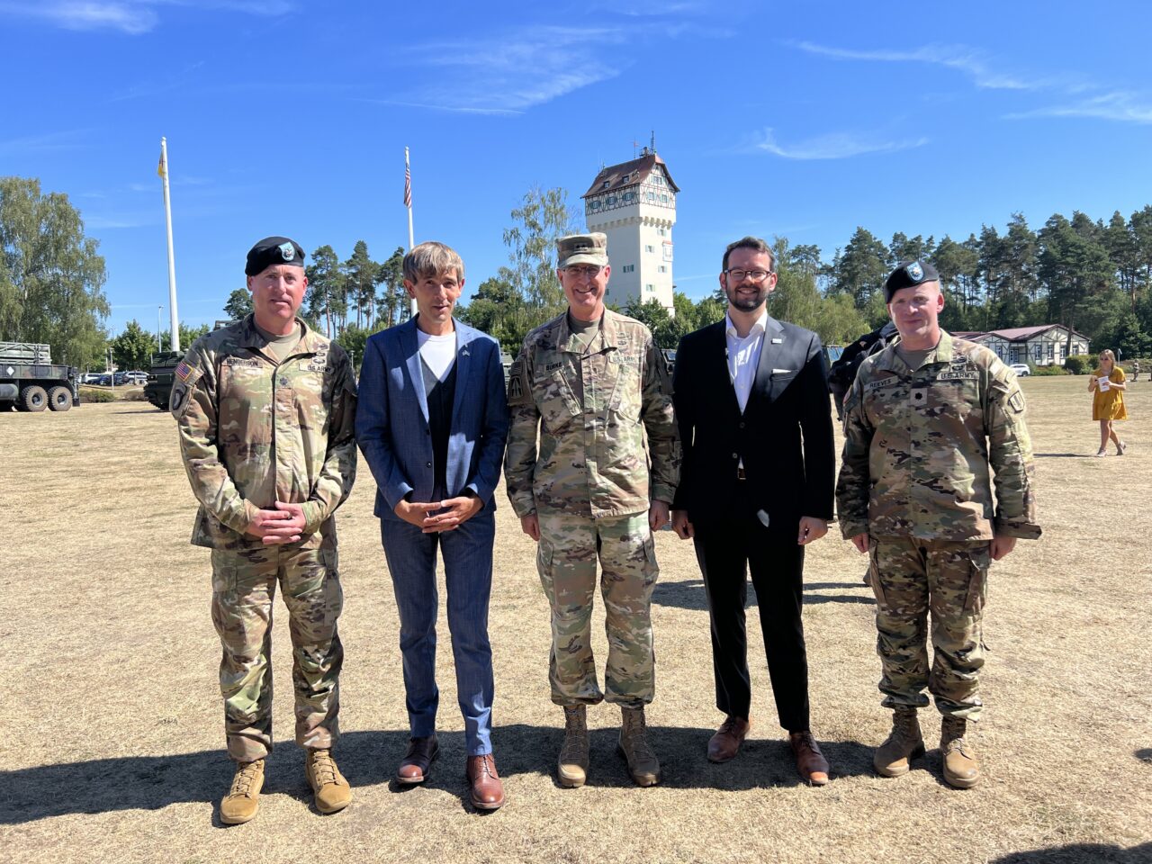 Lieutenant Colonel Dave Henderson (Commander 1-6 Field Artillery Regiment), Bürgermeister Wolfgang Nierhoff (Stadt Pegnitz), Major General Robert Burke (Deputy Commanding General V Corps, Ansbach), 2. Bürgermeister Andreas Zippel (Stadt Bayreuth) und Lieutenant Colonel Derek Reeves (Commander 1-77 Field Artillery Regiment).