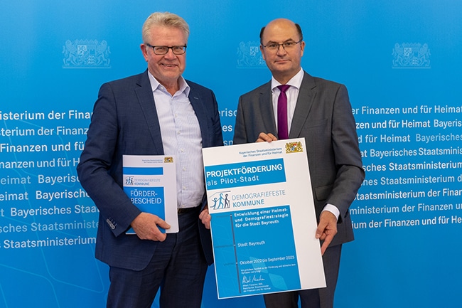 OB Ebersberger und Minister Füracker halten den Förderbescheid in der Hand