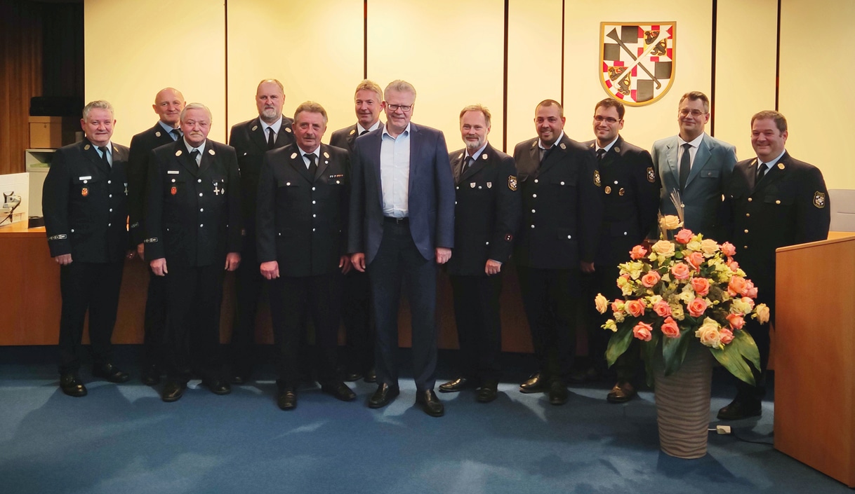 Gruppenbild mit geehrten Rettungskräften und OB Ebersberger