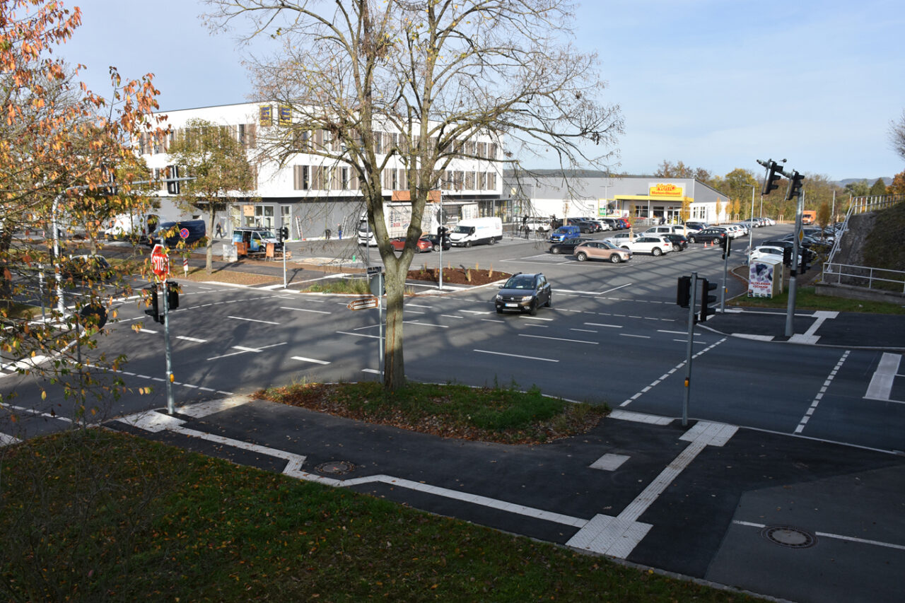 Blick auf die Kreuzung Königsallee/Hasenweg mit Ampelanlage.