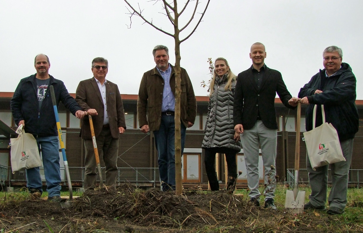 Bei der gemeinsamen Baumpflanzung in Illmitz waren dabei (von links): Jörg Grieshammer vom Stadtgartenamt Bayreuth, Josef Loos und Johannes Ehrenfeldner vom Nationalpark Neusiedler See, Maria-Anna Slaby vom Land Burgenland, der Bürgermeister von Illmitz, Maximilian Köllner, und Stadtgartenamtsleiter Robert Pfeifer aus Bayreuth.