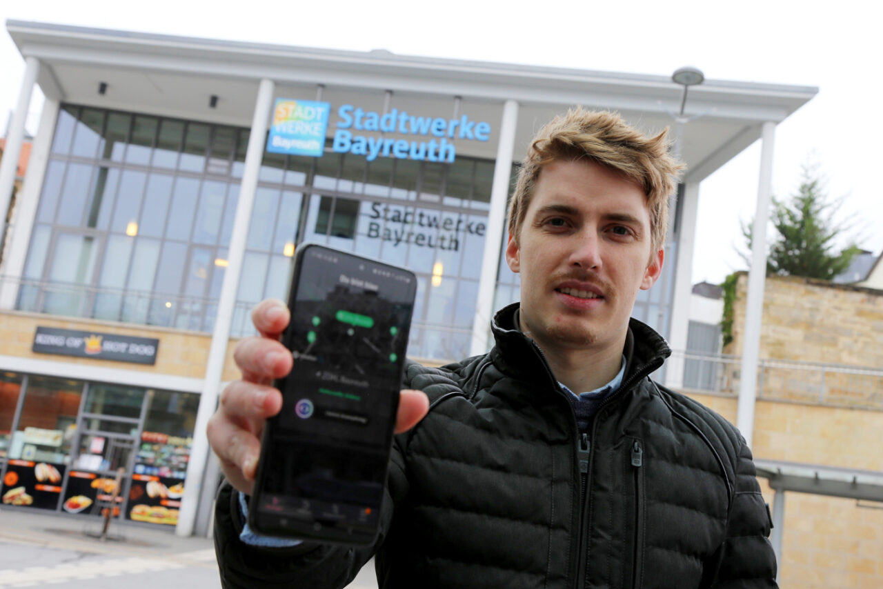 Verkehrsplaner Vincent Feige hält ein Handy in der Hand. | Foto: Stadtwerke Bayreuth