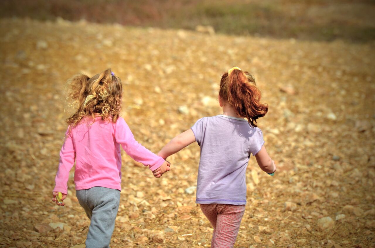 Zwei spielende Kinder