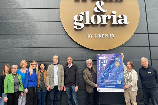 Akteure und Kooperationspartner/innen des Netzwerks Main bei der Auftaktveranstaltung des Main FlussFilmFests im „franz & gloria“ in Bayreuth (von links): Simone Kolb (Netzwerk Main), Gabriele Merz (Wasserwirtschaftsamt Hof), Eva Rundholz und Katharina Schrenker (Region Bayreuth), Michael Bender (Stiftung Living Rivers), Walter Fischer (Wasserwirtschaftsbereich der Regierung von Oberfranken), Jockel Umbach (Team Main Clean Up), Anne Schmitt (Flussparadies Franken) und Willi Kohlmann (Team Main Clean Up). Foto: Region Bayreuth.