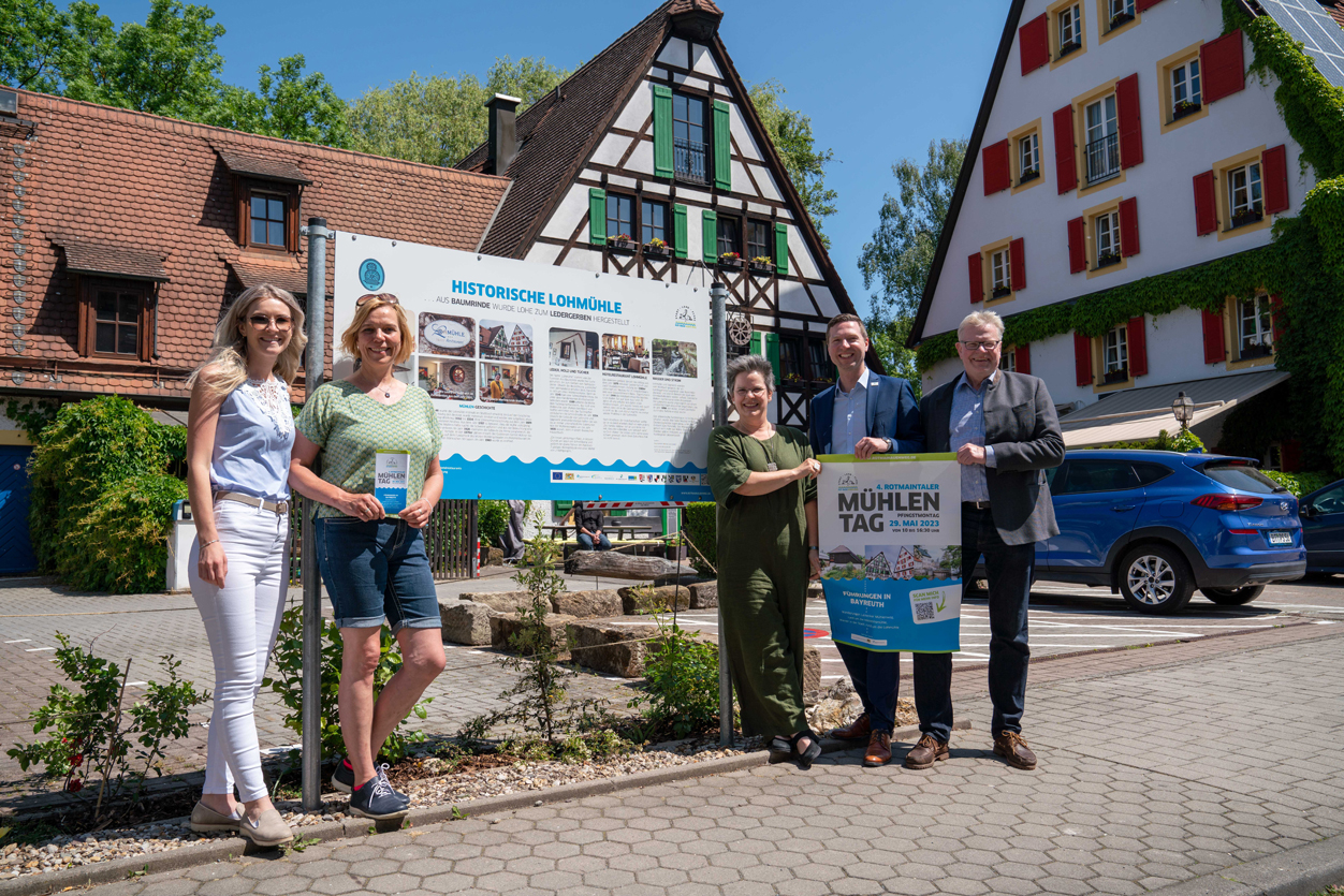 Die Mühlentag-Station Lohmühle ist Teil des Rotmainauenwegs (von links): Regionalmanagerin Katharina Schrenker, die Beauftragte für Regionalentwicklung Eva Rundholz, die Eigentümerin und Geschäftsführerin der Lohmühle Martina Groh-Walter, Bayreuths Landrat Florian Wiedemann und Oberbürgermeister Thomas Eberberger. | Foto: Adriane Lochner (Stadt Bayreuth) 