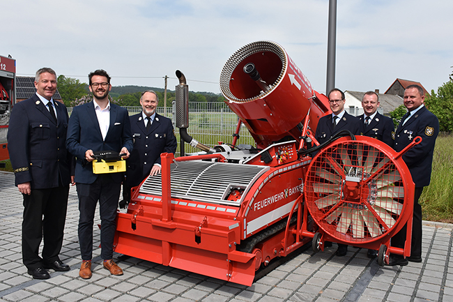 Löschroboter mit daneben stehenden Menschen