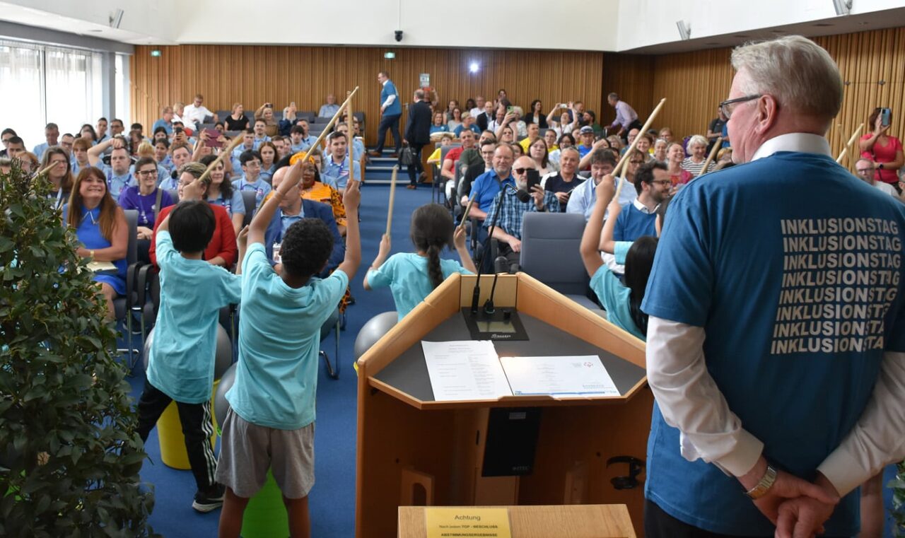 Zahlreiche Menschen im Sitzungssaal. Im Vordergrund Ob Thomas Ebersberger. | Foto: A. Türk