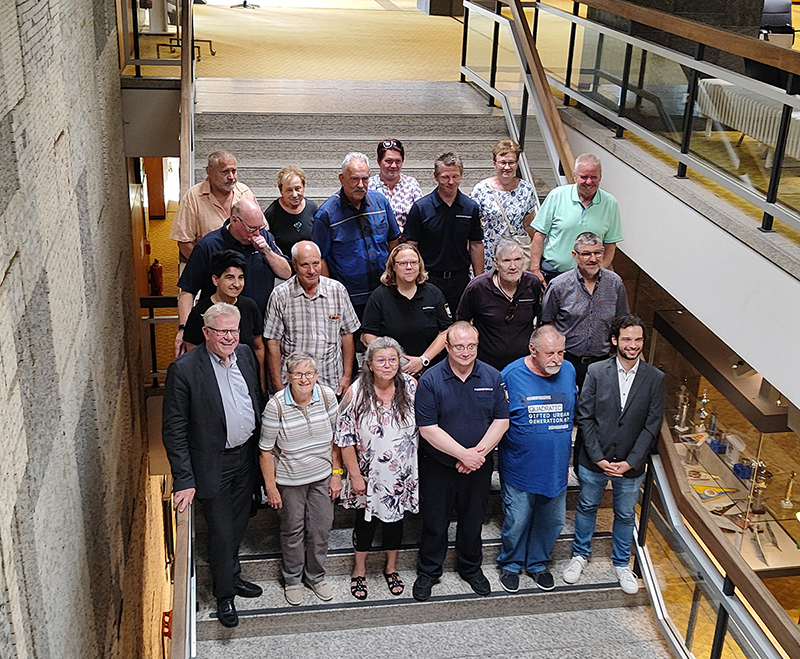 Eine Gruppe von Personen hat sich für ein Gruppenfoto auf einer Treppe versammelt