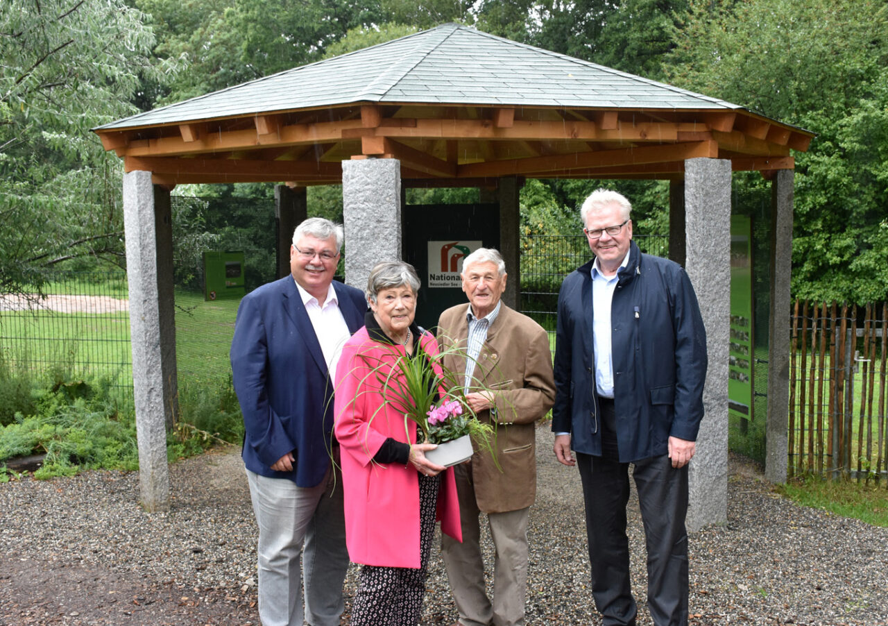 Das Ehepaar Götzl, OB Ebersberger und Stadtgartenamtsleiter Pfeifer stehen vor einem neuen Unterstell-Pavillon. | Foto: Andreas Türk