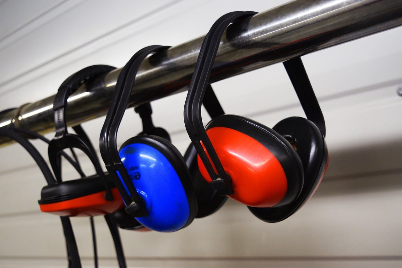 Drei Kopfhörer in roter und blauer Farbe. | Foto: Pixabay