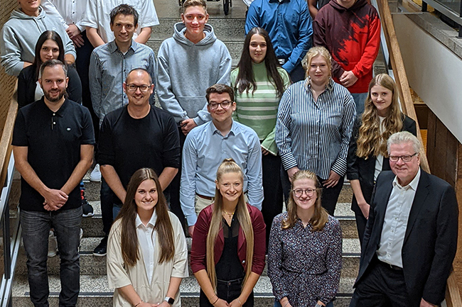 Die neuen Nachwuchskräfte haben sich mit dem Oberbürgermeister zu einem Gruppenfoto aufgestellt.