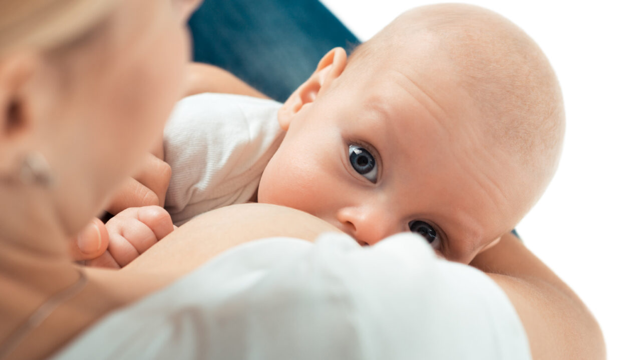 Stillende Mutter mit Baby auf dem Arm. | Foto: shutterstock