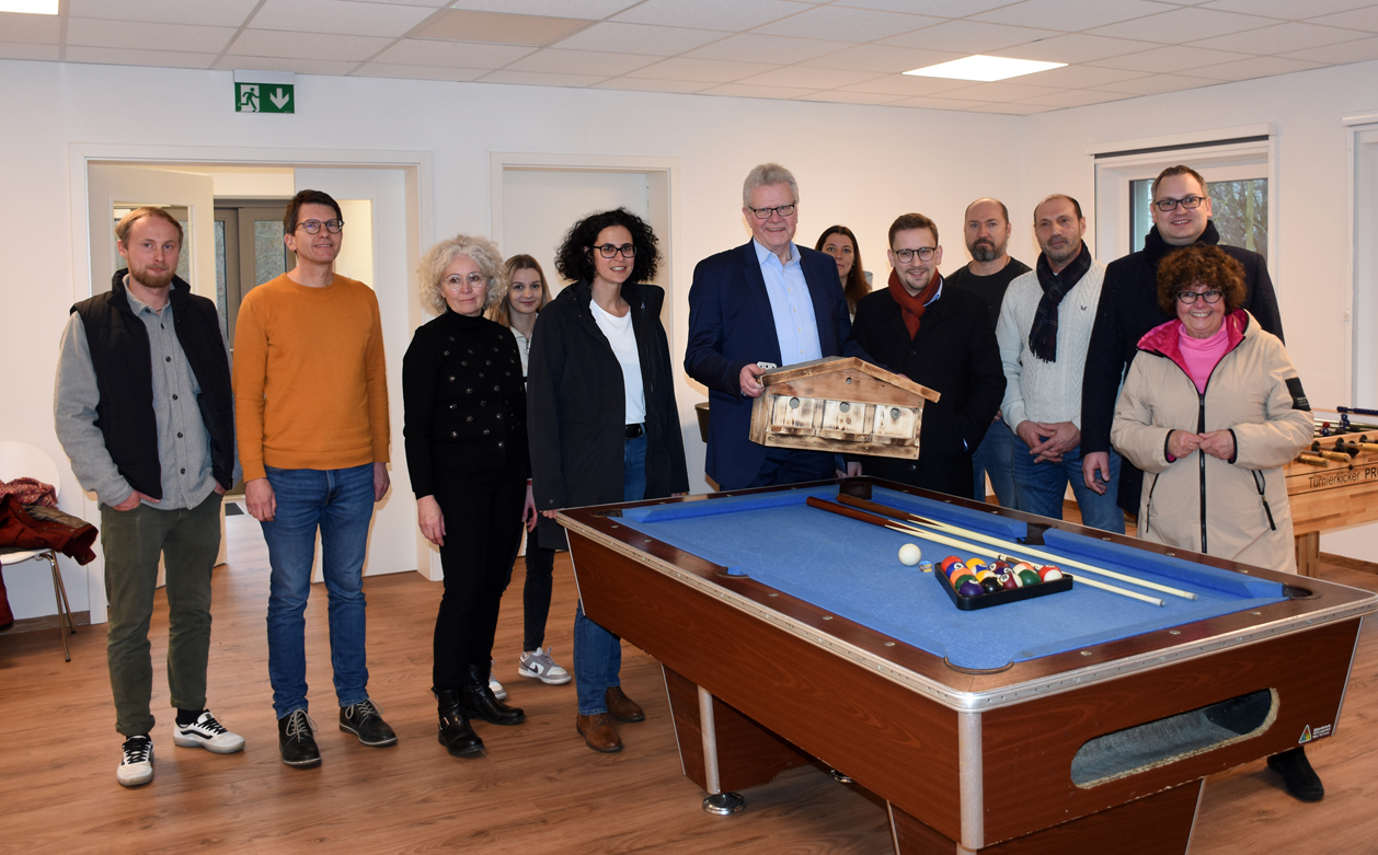 OB Ebersberger mit Stadtratsmitgliedern und Mitarbeitern der Stadtverwaltung vor einem Billardtisch im neuen Spielhaus. | Foto: Andreas Türk