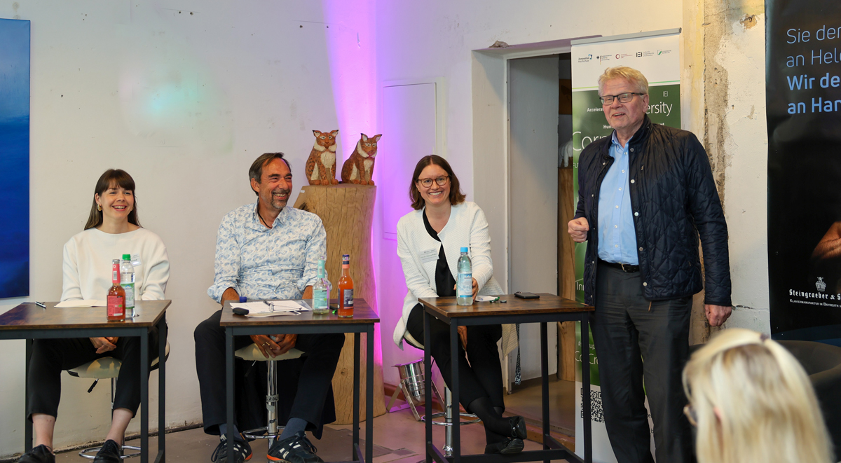 Oberbürgermeister Thomas Ebersberger (re.) lobte den Innovationsgeist der Founder und freute sich über die erfolgreiche Veranstaltung. Foto: Universität Bayreuth/Anna-Katharina Baumgärtner