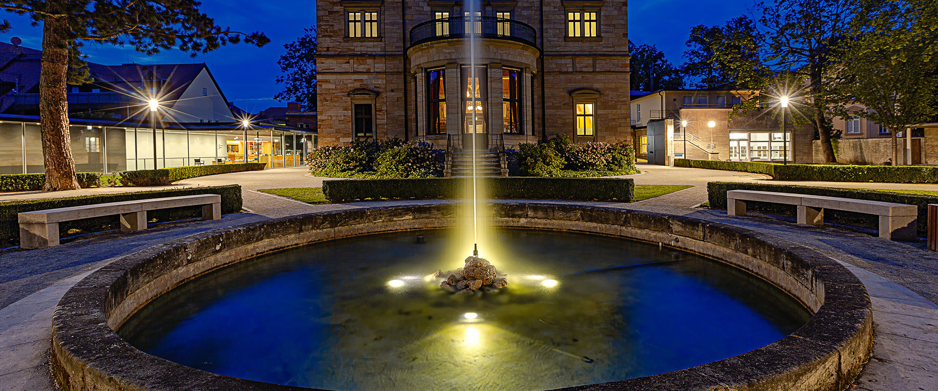 beleuchteter Brunnen vor der Villa Wahnfried bei Nacht